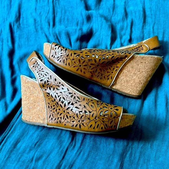 KENNETH COLE BROWN FLOWER WEDGE SLING BACKS - Picture 8 of 9